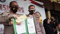Polisi menunjukkan barang bukti. Foto: Palevi/detikcom