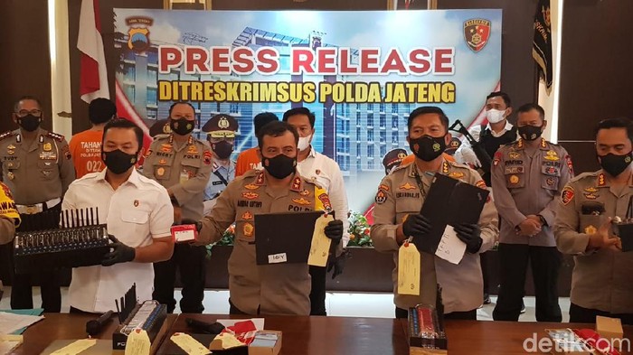 Rilis kasus pencurian pulsa dan voucher game di Mapolda Jateng, Senin (8/2/2021)