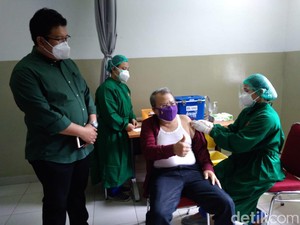 RS USU Mulai Vaksinasi COVID-19 bagi Nakes Lansia
