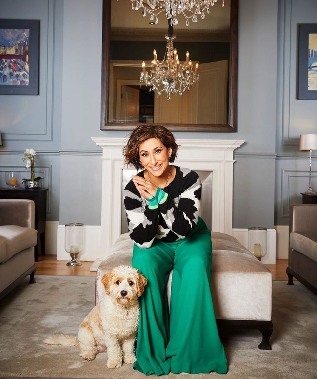 Presenter asal Inggris berdarah Pakistan itu  mengaku selama ini pura-pura menjadi muslim demi membahagiakan keluarga besarnya. Menulis di kolom website Mirror, wanita 50 tahun itu membeberkan alasannya tidak lagi mempraktikkan ajaran yang telah dianutnya sejak lahir itu.  Foto Instagram