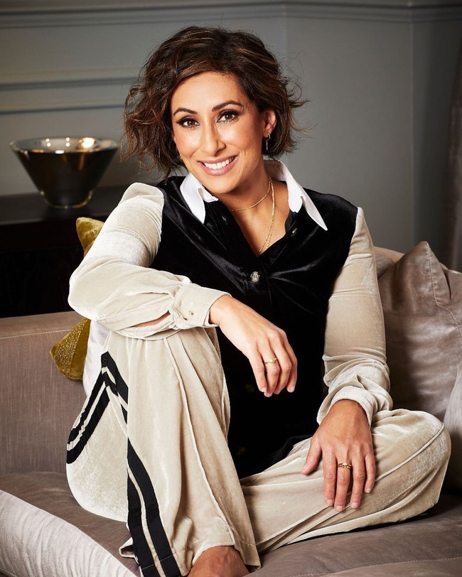 Ini presenter yang jadi kontroversi karena pengakuannya tentang agama yang dianutnya selama ini. Saira Khan diketahui beragama islam, namun ia mengaku bahwa sejak lama sudah tidak mempraktekan ajaran agamanya.  Foto: Instagram