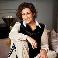 Ini presenter yang jadi kontroversi karena pengakuannya tentang agama yang dianutnya selama ini. Saira Khan diketahui beragama islam, namun ia mengaku bahwa sejak lama sudah tidak mempraktekan ajaran agamanya.  Foto: Instagram