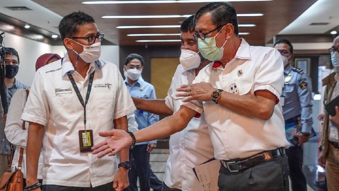 Menteri Pariwisata dan Ekonomi Kreatif, Sandiaga Uno bertemu Menkumham Yasonna Laoly di Jakarta.