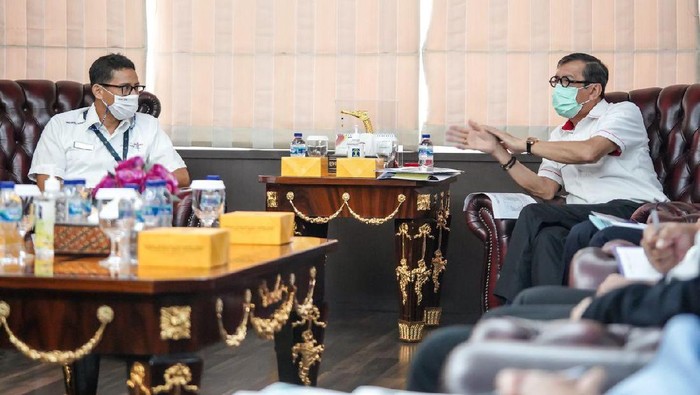 Menteri Pariwisata dan Ekonomi Kreatif, Sandiaga Uno bertemu Menkumham Yasonna Laoly di Jakarta.