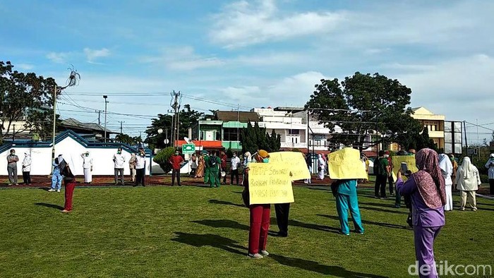 Sejumlah nakes di Bengkulu demo saat Gubernur Rohidin Mersyah meresmikan lab PCR di RSMY (Hery Supandi/detikcom)