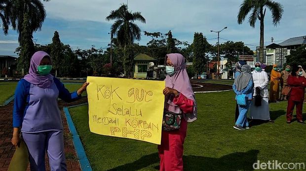 Sejumlah nakes di Bengkulu demo saat Gubernur Rohidin Mersyah meresmikan lab PCR di RSMY (Hery Supandi/detikcom)
