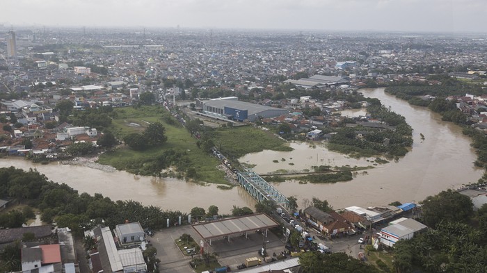 Hujan yang guyur kawasan Jabodetabek mengakibatkan banjir terjadi di sejumlah kawasan Jakarta dan Bekasi. Berikut penampakan banjir yang rendam kawasan Bekasi.