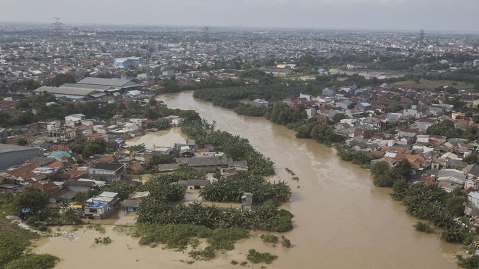 Hujan yang guyur kawasan Jabodetabek mengakibatkan banjir terjadi di sejumlah kawasan Jakarta dan Bekasi. Berikut penampakan banjir yang rendam kawasan Bekasi.