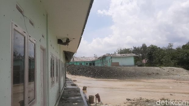 Semburan gas bercampur lumpur di Ponpes Al Ihsan Pekanbaru masih terjadi. Warga dilarang masuk ke area ponpes karena berbahaya (Raja Adil/detikcom)