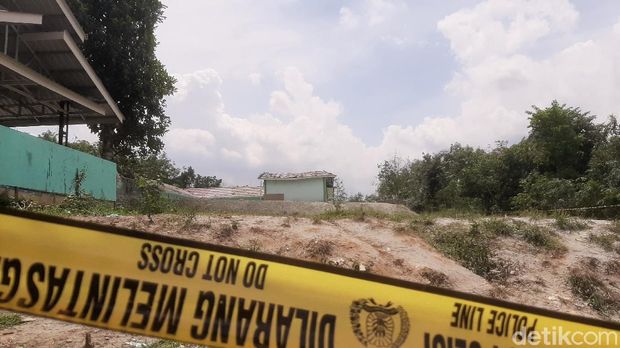 Semburan gas bercampur lumpur di Ponpes Al Ihsan Pekanbaru masih terjadi. Warga dilarang masuk ke area ponpes karena berbahaya (Raja Adil/detikcom)