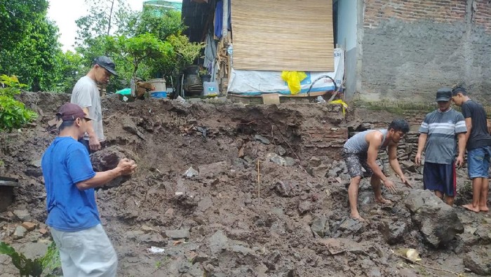 Talut permukiman warga Giwangan, Umbulharjo, Yogyakarta sepanjang 20 meter ambrol gegara diguyur hujan deras, Senin (8/2/2021)