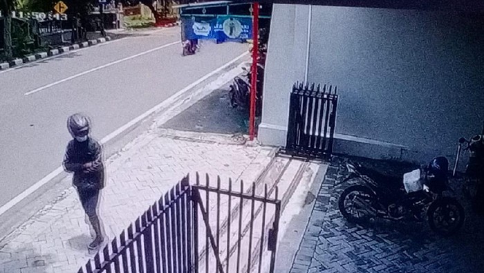 Tangkapan layar rekaman CCTV maling motor di Solo, Jumat (5/2/2021).
