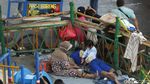 Warga Terdampak Banjir Rawajati Mengungsi di Kolong Jembatan