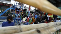 Warga yang terdampak banjir kemudian mengungsi ke tempat yang lebih aman. Beberapa warga pun memilih untuk mengungsi di kolong jembatan.