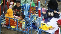 Tak hanya orang dewasa, anak-anak juga terlihat mengungsi di kolong jembatan tersebut.