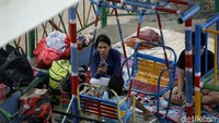 Sejumlah warga beraktivitas di kolong jembatan usai rumah mereka terendam banjir di kawasan Rawajati, Jakarta Selatan.