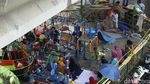 Warga Terdampak Banjir Rawajati Mengungsi di Kolong Jembatan
