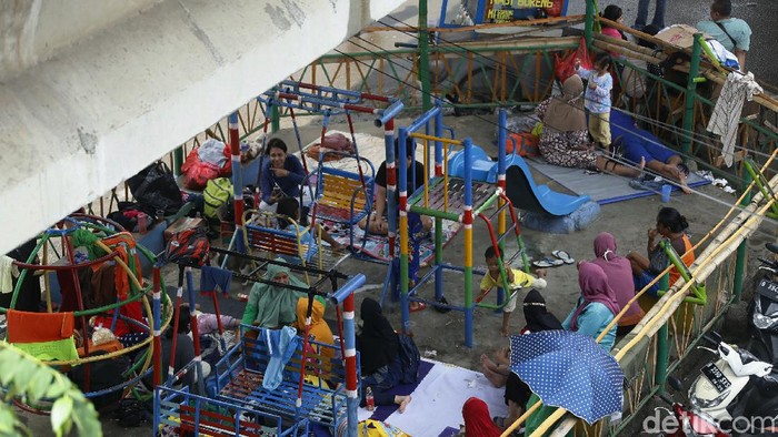 Banjir merendam kawasan Rawajati, Jakarta Selatan. Warga yang terdampak banjir pun kemudian mengungsi ke kolong jembatan.