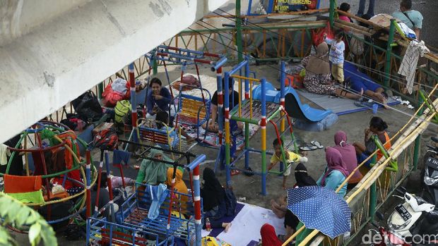 Banjir merendam kawasan Rawajati, Jakarta Selatan. Warga yang terdampak banjir pun kemudian mengungsi ke kolong jembatan.