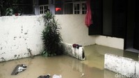 Hujan yang mengguyur kawasan Jakarta sejak beberapa hari lalu mengakibatkan sejumlah area di Ibu Kota terendam banjir.
