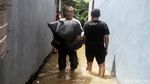 Terendam Banjir, Warga di Bantaran Sungai Ciliwung Mengungsi