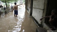 Berdasarkan pantauan detikcom, Senin (8/2/2021), banjir yang merendam kawasan tersebut tampak belum surut.