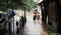 Puluhan rumah pun tampak masih terendam banjir.
