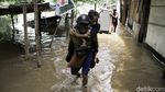 Terendam Banjir, Warga di Bantaran Sungai Ciliwung Mengungsi