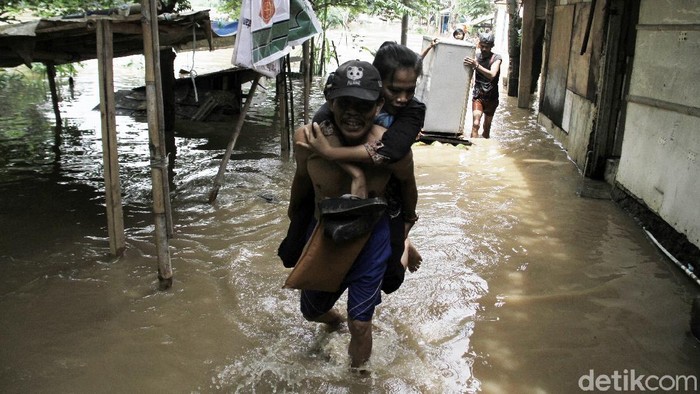 Terendam Banjir, Warga di Bantaran Sungai Ciliwung Mengungsi Warga di bantaran Sungai Ciliwung turut terendam banjir. Sejumlah warga mulai selamatkan barang-barang berharga mereka dan mengungsi ke tempat yang lebih aman.