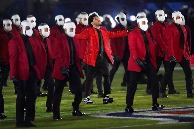 Look tersebut menemani The Weeknd sepanjang penampilannya. Set list malam itu di antaranya terdiri dari ‘Starboy’, ‘The Hills’, ‘Earned It’ dan ‘Blinding Lights’. (Foto: AP/Ashley Landis)