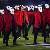 Look tersebut menemani The Weeknd sepanjang penampilannya. Set list malam itu di antaranya terdiri dari ‘Starboy’, ‘The Hills’, ‘Earned It’ dan ‘Blinding Lights’. (Foto: AP/Ashley Landis)