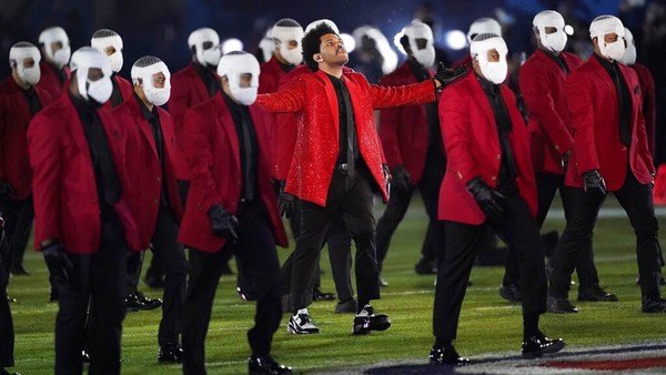 Foto: 8 Gaya Glamor The Weeknd di Super Bowl, Pakai Jas Kristal Givenchy