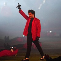 Kami ingin look tersebut memperlihatkan ketegasan karakternya (The Weeknd) dan menonjolkan eksistensinya di panggung, sekaligus menunjukkan kemahiran Givenchy dalam menjahit, ujar desiner sekaligus Direktur Kreatif Givenchy Matthew Williams. (Foto: AP/David J. Phillip)