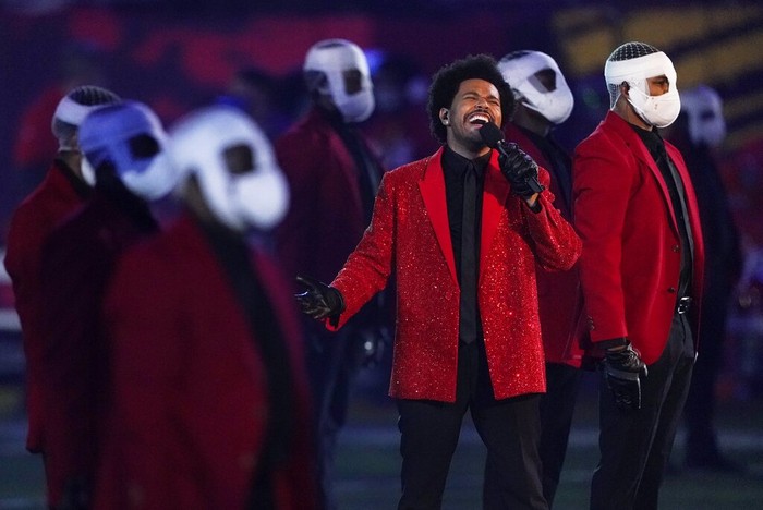 The Weeknd di Super Bowl Football 2021 The Weeknd performs during halftime of the NFL Super Bowl 55 football game between during the halftime show of the NFL Super Bowl 55 football game between the Kansas City Chiefs and Tampa Bay Buccaneers, Sunday, Feb. 7, 2021, in Tampa, Fla. (AP Photo/David J. Phillip)