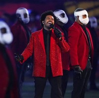 Untuk ajang olahraga yang paling banyak ditonton di AS itu, The Weeknd mendukung aksi panggungnya dengan outfit yang maksimal. Setelan keluaran rumah mode Givenchy menjadi andalan penyanyi bernama asli Abel Makkonen Tesfaye itu di Super Bowl. (Foto: AP/Ashley Landis)