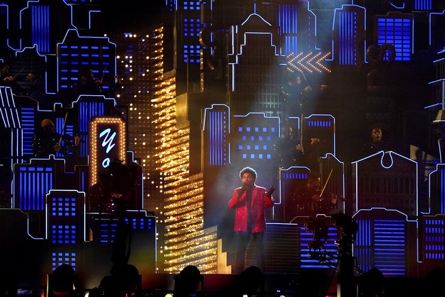 Maksud dari wajah yang diperban itu untuk merefleksikan budaya Hollywood yang absurd serta orang-orang yang memanipulasi diri mereka demi menyenangkan atau diterima oleh orang lain, ungkap The Weeknd kepada Variety jelang Super Bowl. (Foto: AP/Ashley Landis)