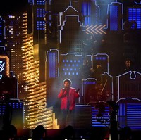 Maksud dari wajah yang diperban itu untuk merefleksikan budaya Hollywood yang absurd serta orang-orang yang memanipulasi diri mereka demi menyenangkan atau diterima oleh orang lain, ungkap The Weeknd kepada Variety jelang Super Bowl. (Foto: AP/Ashley Landis)