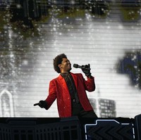 Kali ini, wajah The Weeknd tak ada perban atau lebam-lebam seperti penampilannya terduhulu. (Foto: AP/David J. Phillip)