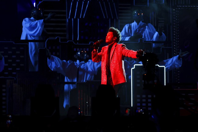 The Weeknd beraksi di paruh waktu pertandingan final football nasional (NFL) 2021 yang mempertemukan tim Kansas City Chiefs dan Tampa Bay Buccaneers di Raymond James Stadium, Tampa, Florida, AS, Minggu (7/2/2021) atau Senin pagi WIB. (Foto: AP/Ben Liebenberg)