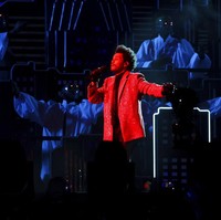The Weeknd beraksi di paruh waktu pertandingan final football nasional (NFL) 2021 yang mempertemukan tim Kansas City Chiefs dan Tampa Bay Buccaneers di Raymond James Stadium, Tampa, Florida, AS, Minggu (7/2/2021) atau Senin pagi WIB. (Foto: AP/Ben Liebenberg)