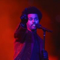 Mantan kekasih Bella Hadid itu memakai kemeja dan celana hitam yang dibungkus jas merah. Adapun jasnya bertaburan kristal merah yang menciptakan kesan glamor. Seperti dilansir dari GQ, butuh 250 jam untuk membuat jas tersebut. (Foto: AP/Mark LoMoglio)