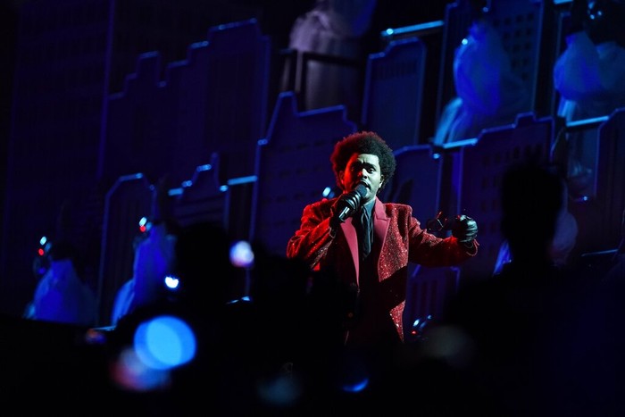 The Weeknd tampil dengan wajah lebam di MTV VMA 2020.