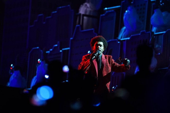 The Weeknd The Weeknd tampil dengan wajah lebam di MTV VMA 2020.