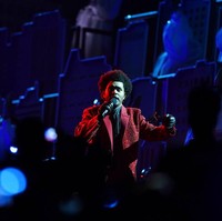 Sebuah dasi kulit dan sepasang sarung tangan kulit hitam, berikut sepatu hitam-putih bergaya klasik turut menyempurnakan gayanya di Super Bowl 2021. (Foto: AP/Mark Humphrey)