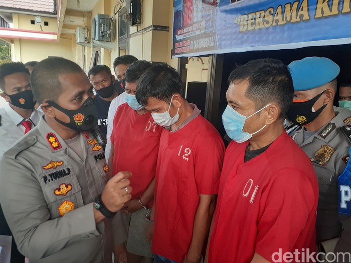Tiga dari lima orang terduga bandar narkoba diamankan warga setelah menculik dan penyanderaan seorang bocah lelaki berusia 14 tahun di Tanjungbalai (Perdana Ramadhan/detikcom)
