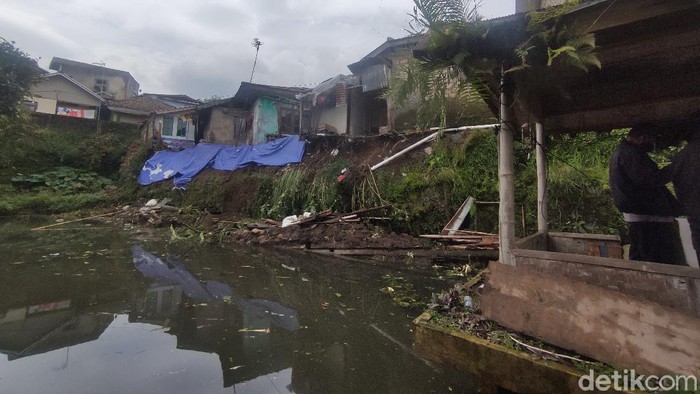 Tiga rumah rusak berat akibat longsor