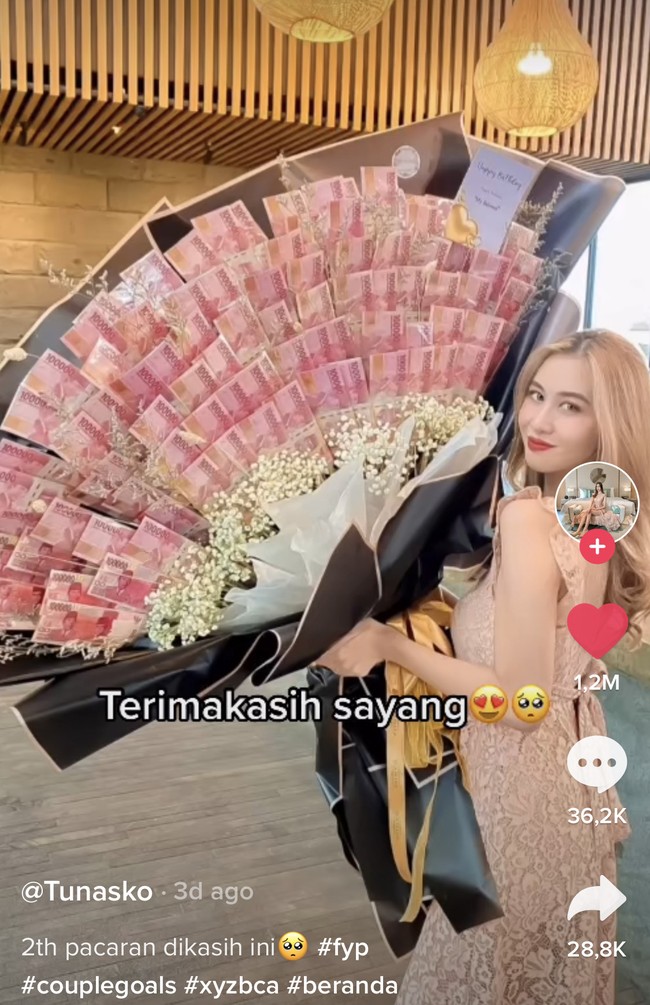 Di akhir wawancara, wanita yang tinggal di Blitar, Jawa Timur itu memberikan tanggapannya tentang komentar warganet di akun TikToknya. Ada yang kocak ada yang positif tapi kebanyakan yang positif sih. Senang karena banyak yang dukung dan mendoakan. Kalo komentar negatif sama sekali aku anggap hal biasa. Karena orang bebas berprespektif, yang penting spreading positive aja kita mah dan nggak aku masukin hati, tutupnya dengan ramah. Foto: Tangkap Layar TikTok @tunasko.