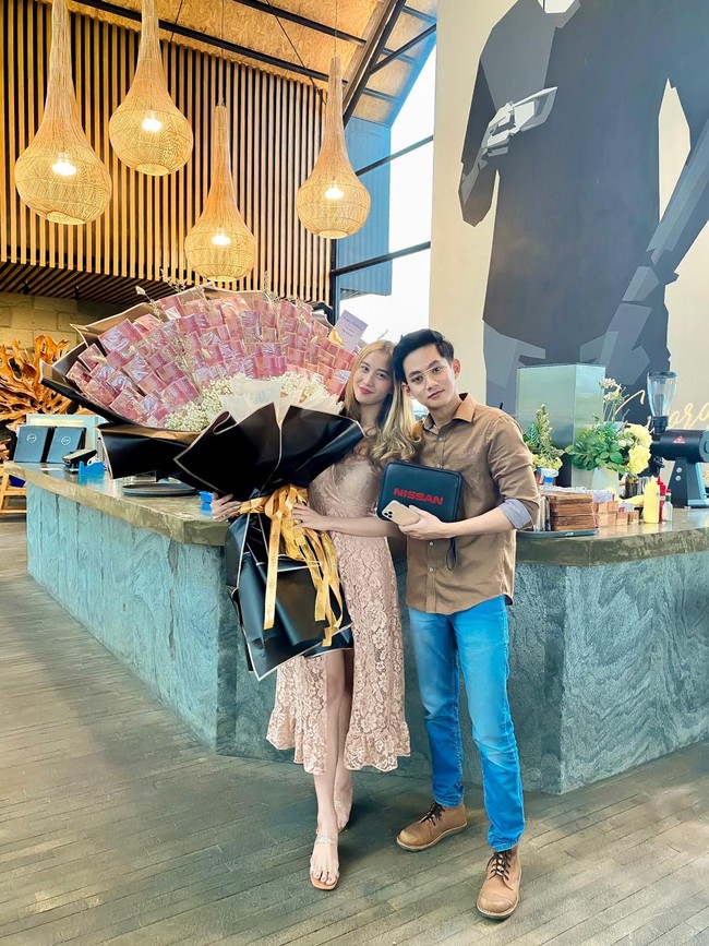 Dalam video yang diunggah oleh akun TikTok @tunasko itu, terlihat si wanita tidak menyangka jika tiba-tiba sang pacar datang ke tempat ia nongkrong bersama teman-temannya. Sontak video tersebut langsung menjadi sorotan warganet di TikTok. Foto: Dok. pribadi Tunas Komara.