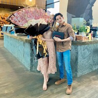 Dalam video yang diunggah oleh akun TikTok @tunasko itu, terlihat si wanita tidak menyangka jika tiba-tiba sang pacar datang ke tempat ia nongkrong bersama teman-temannya. Sontak video tersebut langsung menjadi sorotan warganet di TikTok. Foto: Dok. pribadi Tunas Komara.