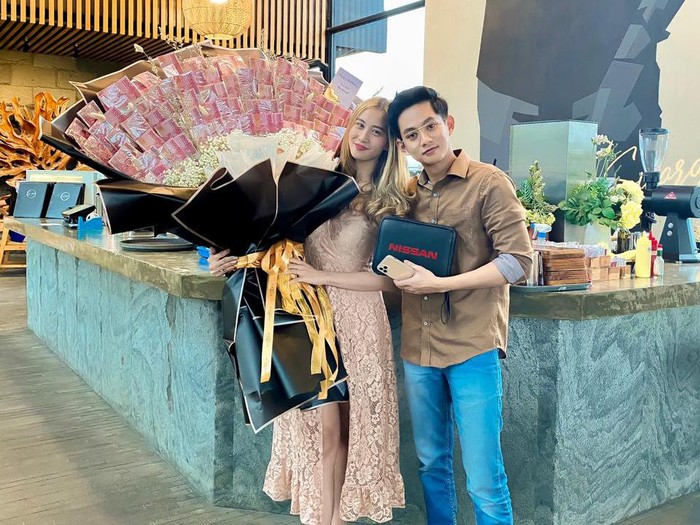 tiktok Viral wanita ini dapat kado ulang tahun dari pacarnya berupa mobil, Iphone 11 pro dan mobil